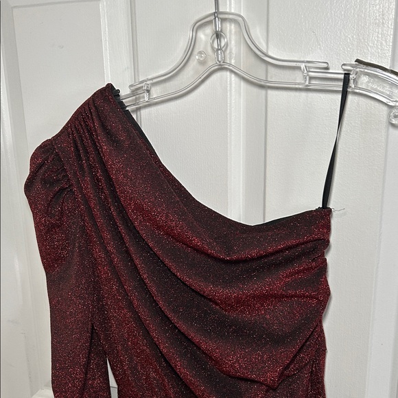 Elegant One-Shoulder Red Dress - Picture 3 of 12